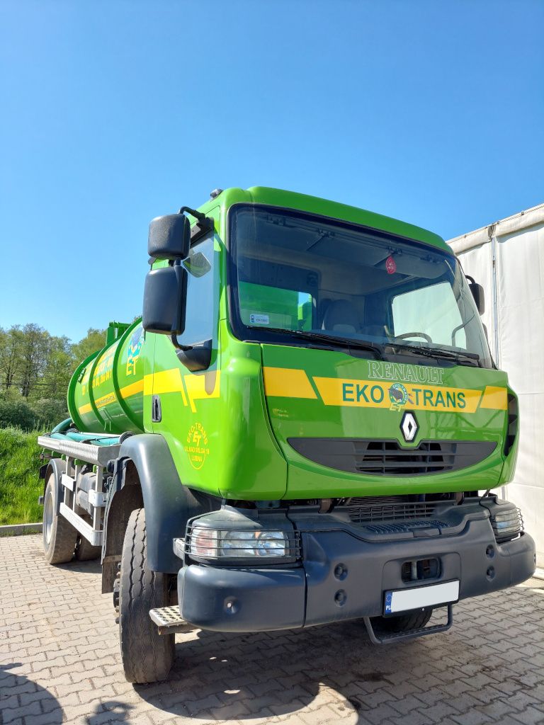 Zielony Renault Premium z cysterną asenizacyjną, widok z przodu